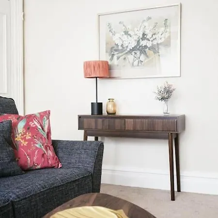 2, 9 East Park Road Apartment *
