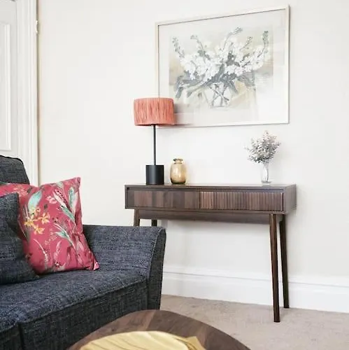 East Park Road Apartment *